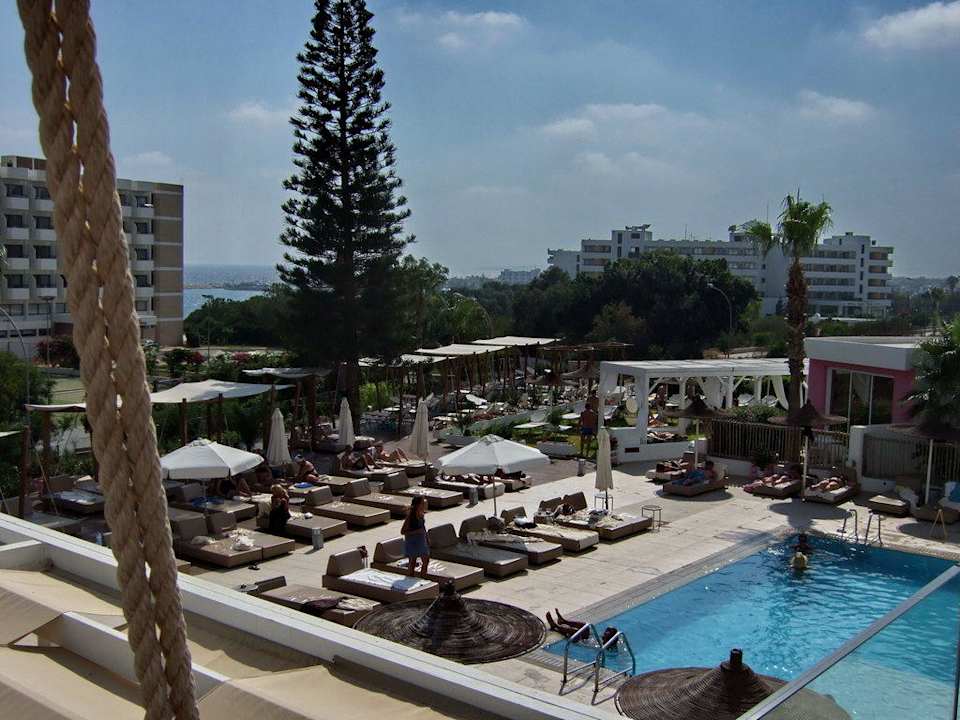 Poolblick Richtung Strasse und Zentrum Napa Mermaid Hotel & Suites