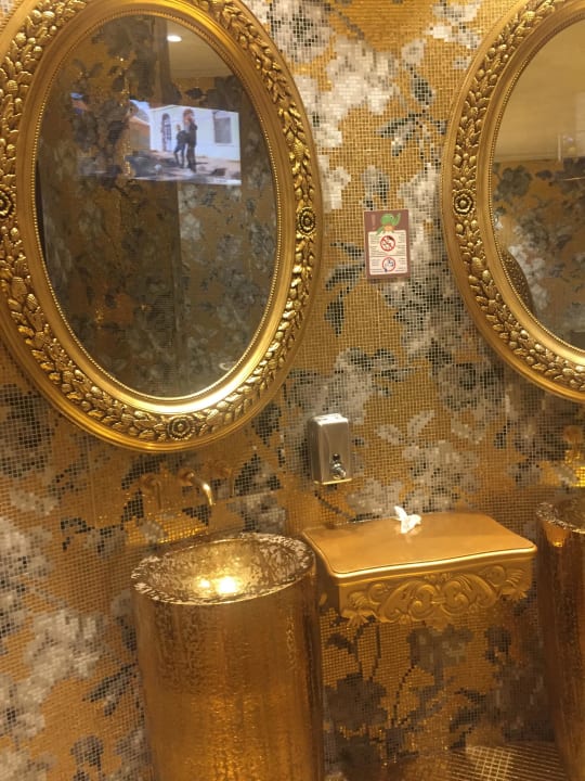 Toilette in Lobby Azura Deluxe Resort & Spa Hotel