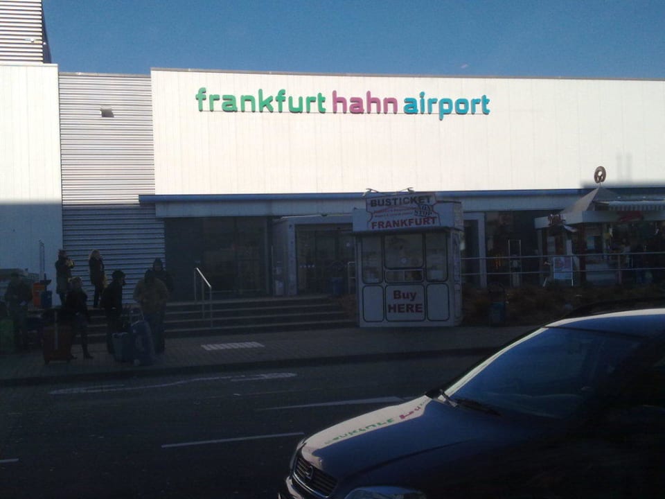 Gegenüber ist das Terminal vom Flughafen B&B Hotel Frankfurt-Hahn Airport
