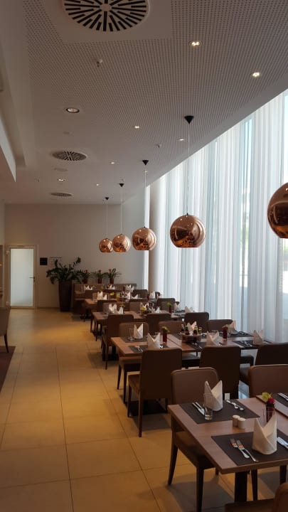 Restaurant und Frühstücksbereich H4 Hotel München Messe