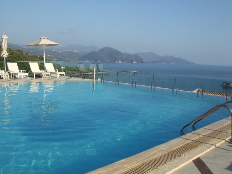 Der untere Infinity Pool Sivota Diamond Spa Resort
