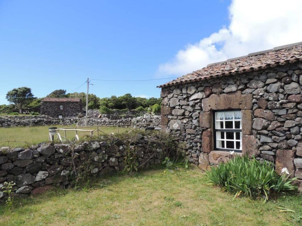 Zwei Häuser des Feriendorfes von außen Hotel Aldeia da Cuada