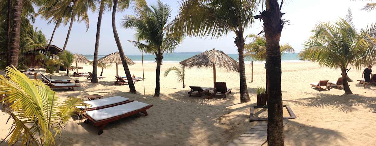 Liegen, Duschen, Strand im Bayview Hotel Bayview - the beach resort