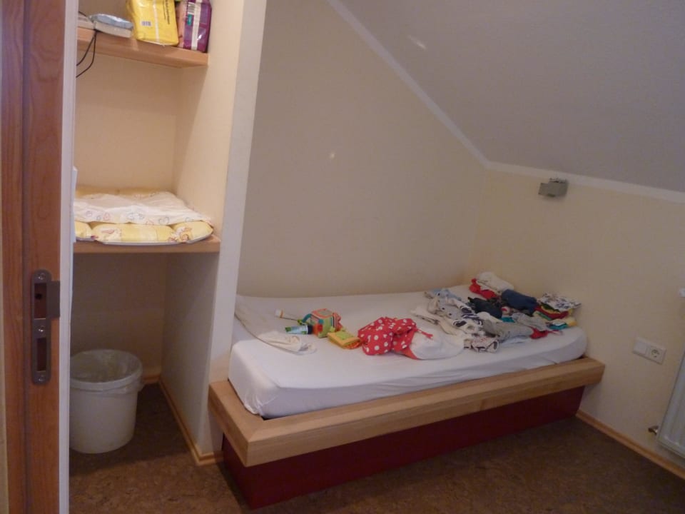 Kinderzimmer mit Wickelauflage Kinderhotel Simmerl
