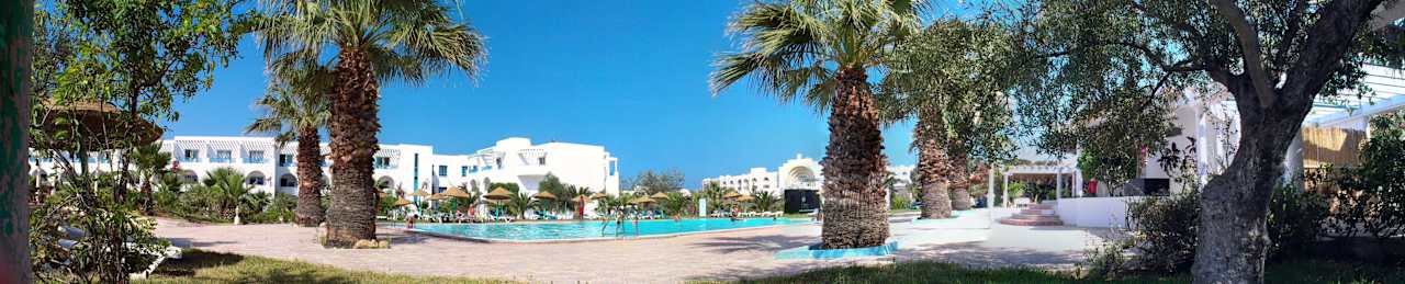 Poolbereich von der Liege aus Cyclamens Mechmoum Hotel & Spa