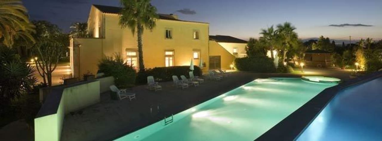 La piscina di notte Hotel Caiammari