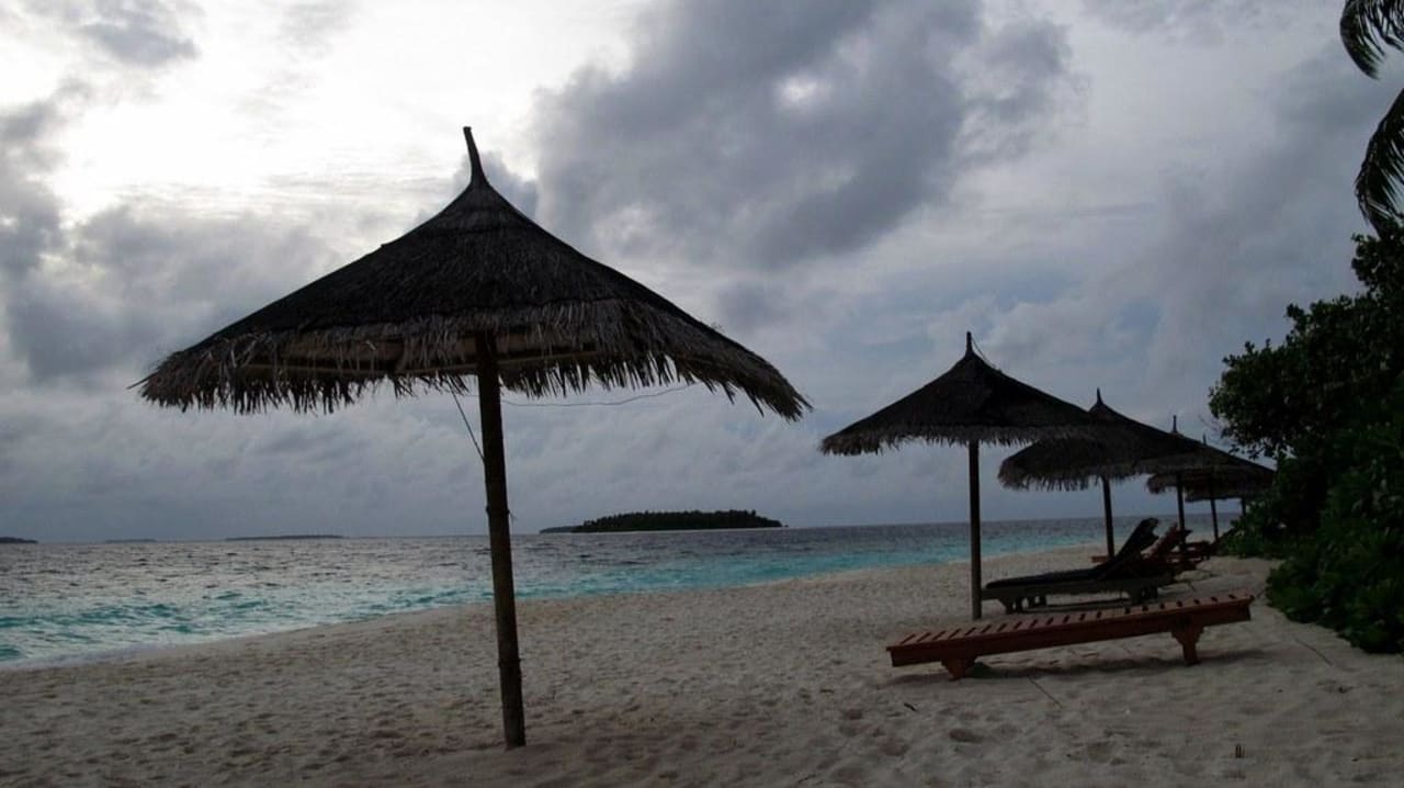 Strand bei der Beach Bar NH Collection Maldives Reethi Resort