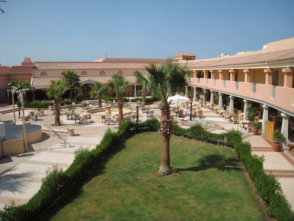 Hauptrestaurant (rechts) Mövenpick Resort & Spa El Gouna