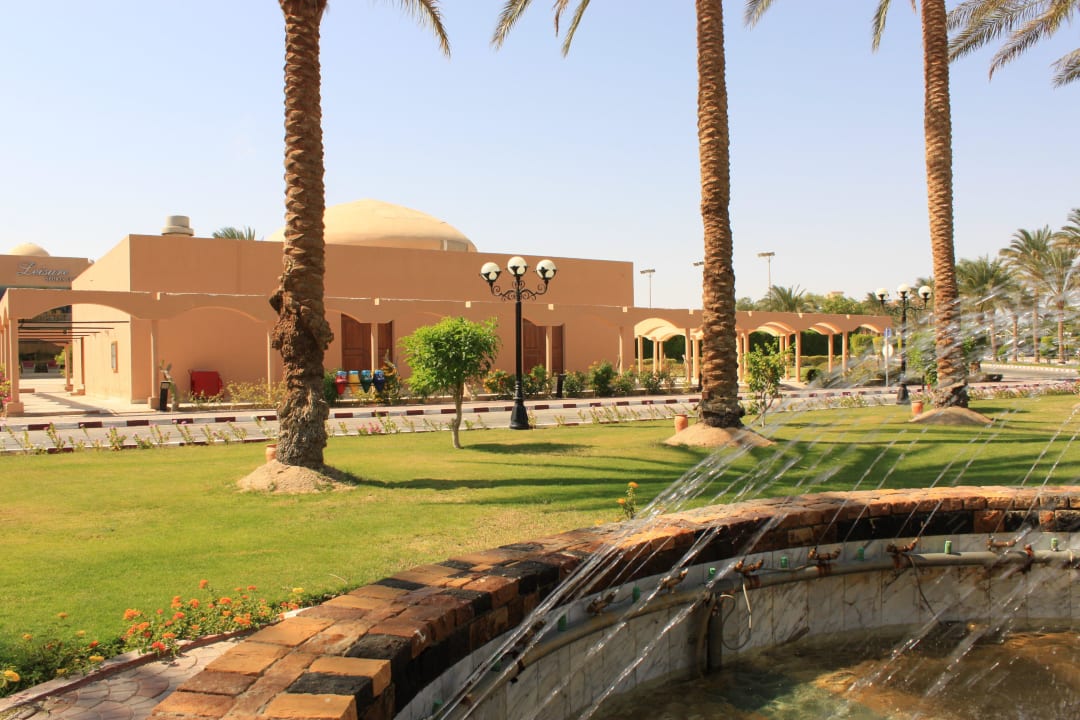 Фонтан у входа в отель Continental Hotel Hurghada