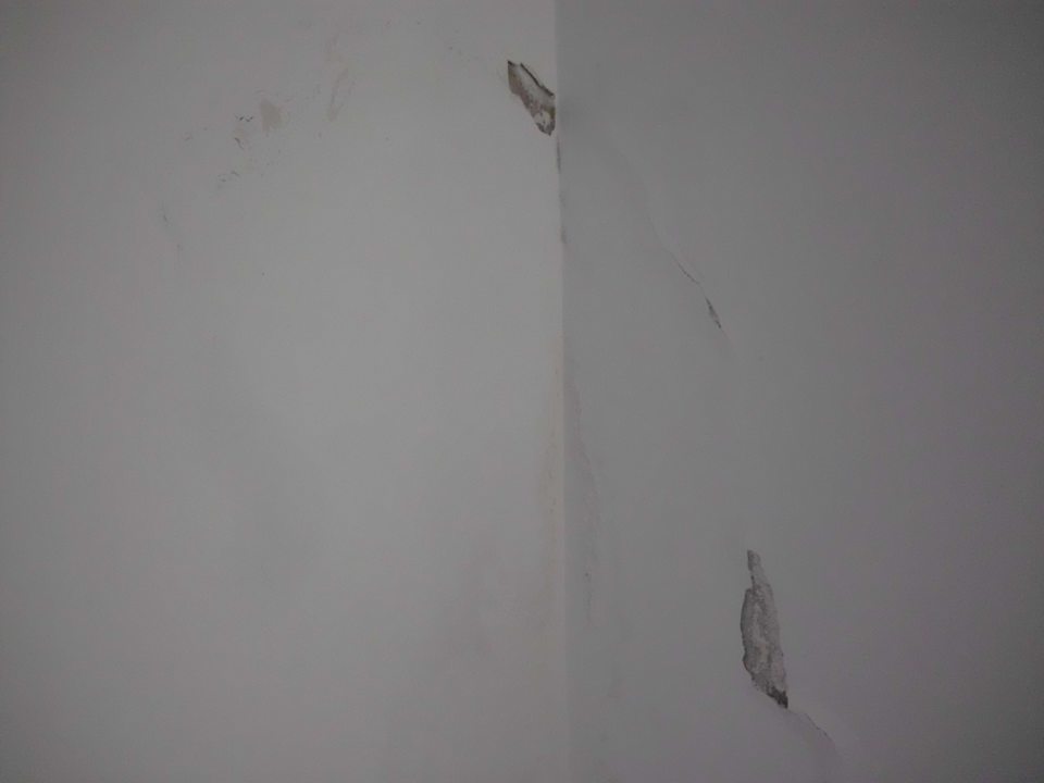 Hinter dem Fenstervorhang Hotel Nesrine