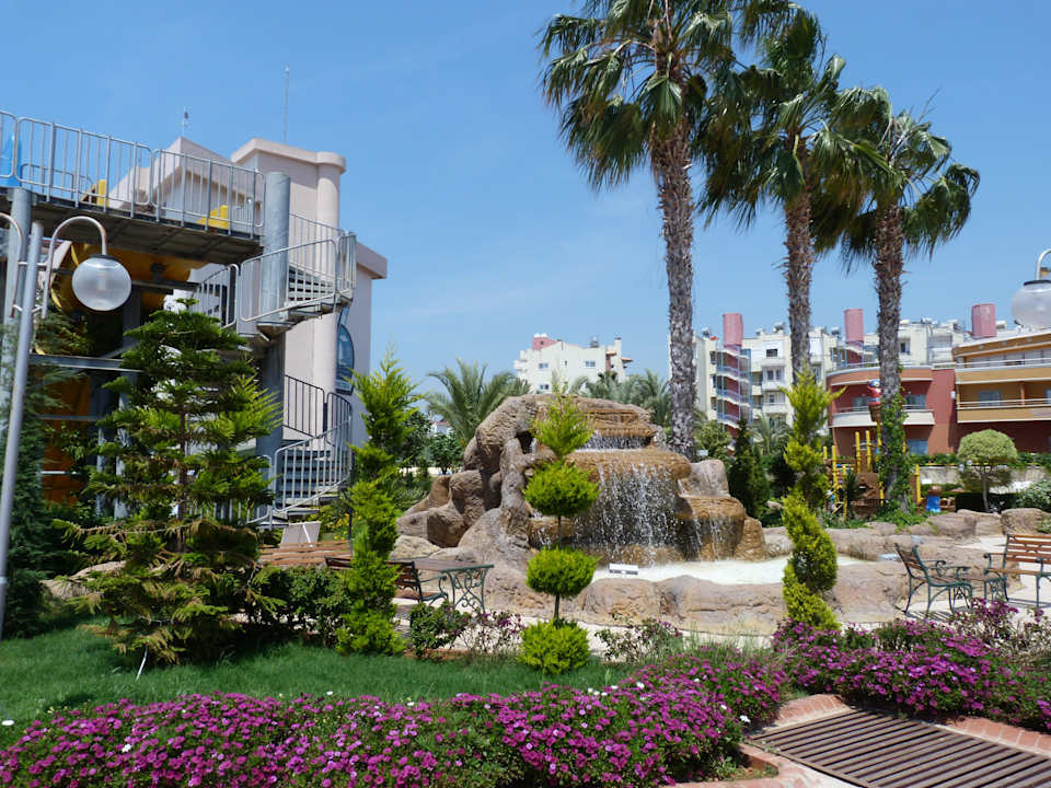 Eingangsbereich der Hotelanlage Lonicera Resort & Spa Hotel