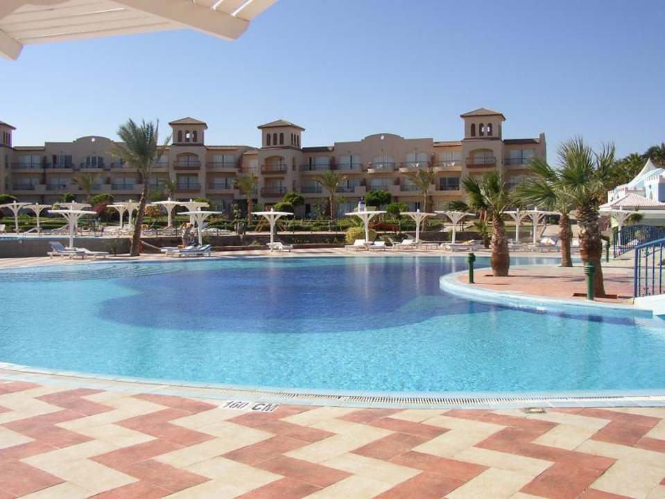 Basen Pensée Royal Garden Beach Resort