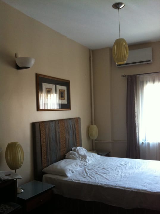 Doppelbett im Dreierzimmer Hotel Fehmi Bey