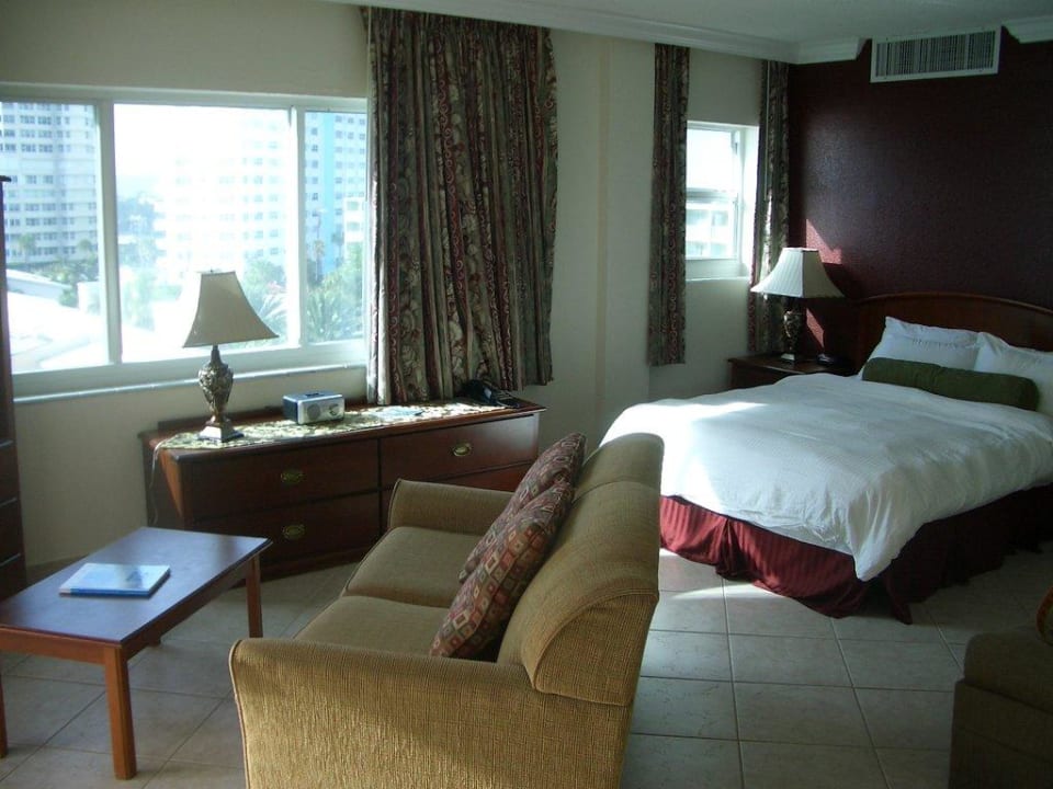 Blick von der Küchenzeile ins Zimmer Sea Lord Oceanfront Hotel