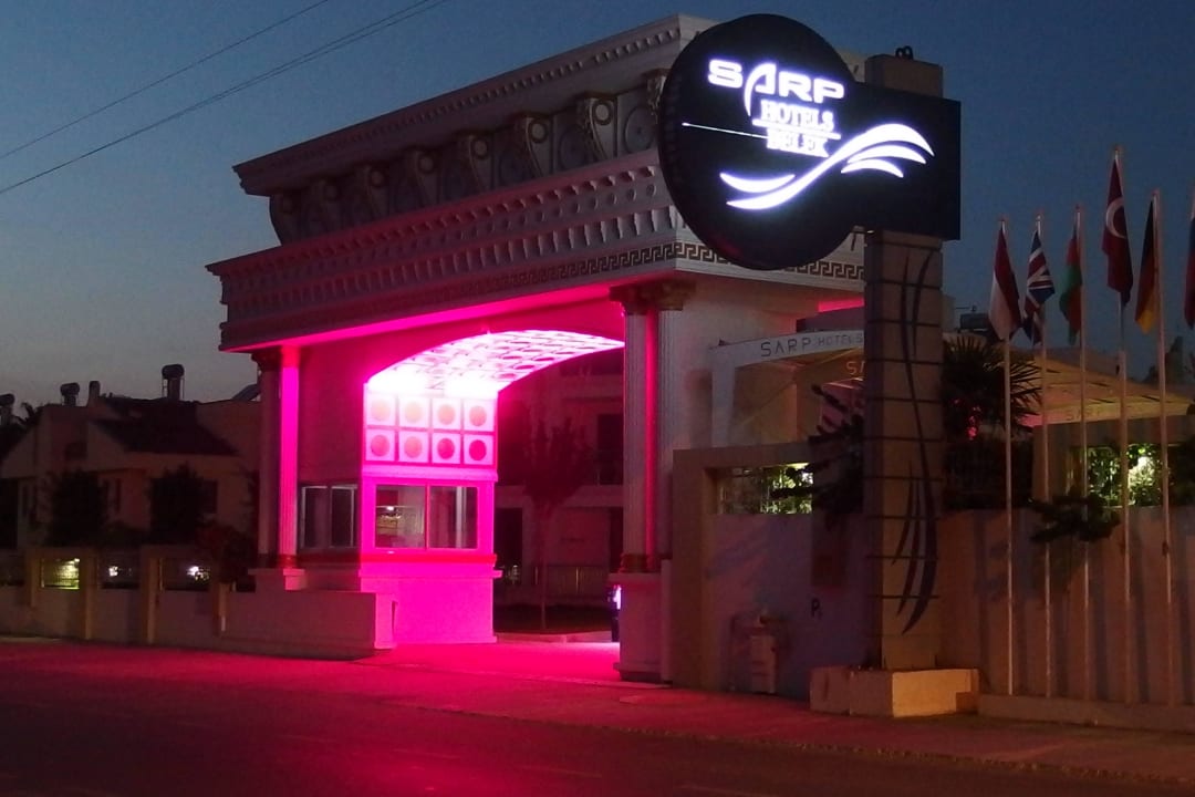 Einfahrt zum Hotel Maya World Park Hotel