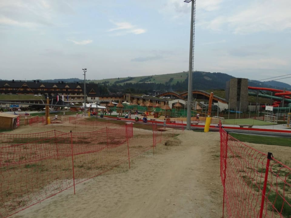 Widok z placu zabaw Hotel Bania Thermal & Ski