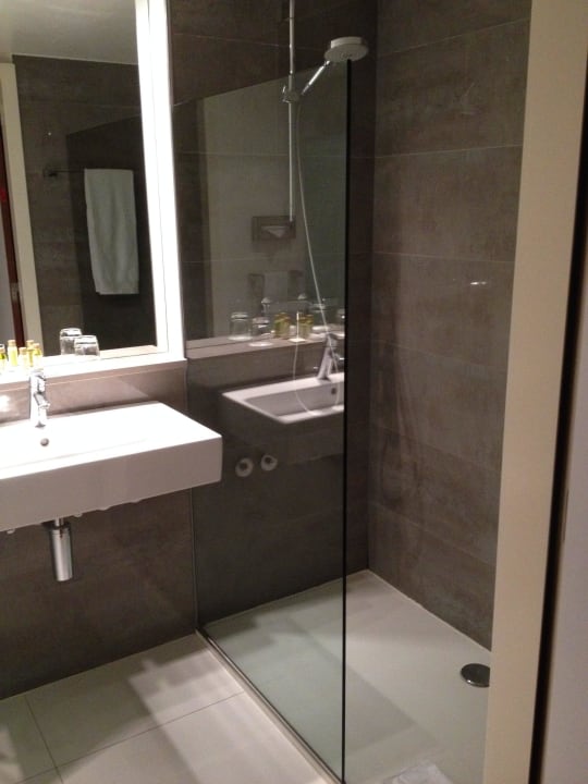 Bathroom with walk-in shower Pillows City Hotel Brussels Centre