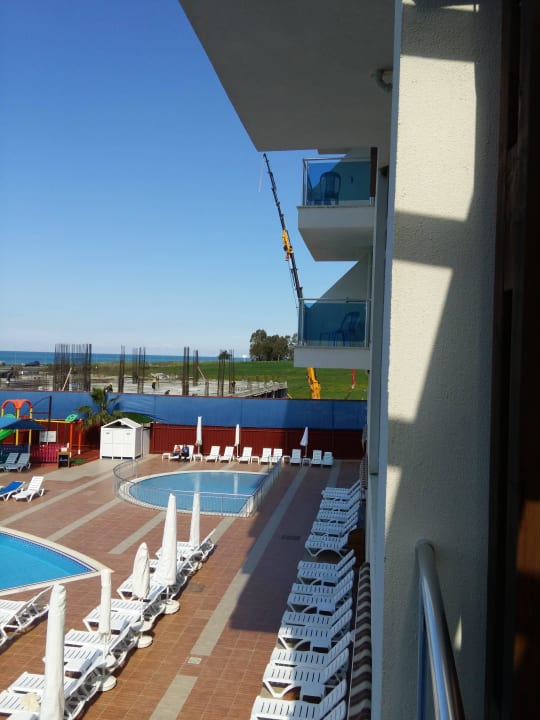 Blick von der Lobbyterrasse, Botonpumpe Cenger Beach Resort & Spa