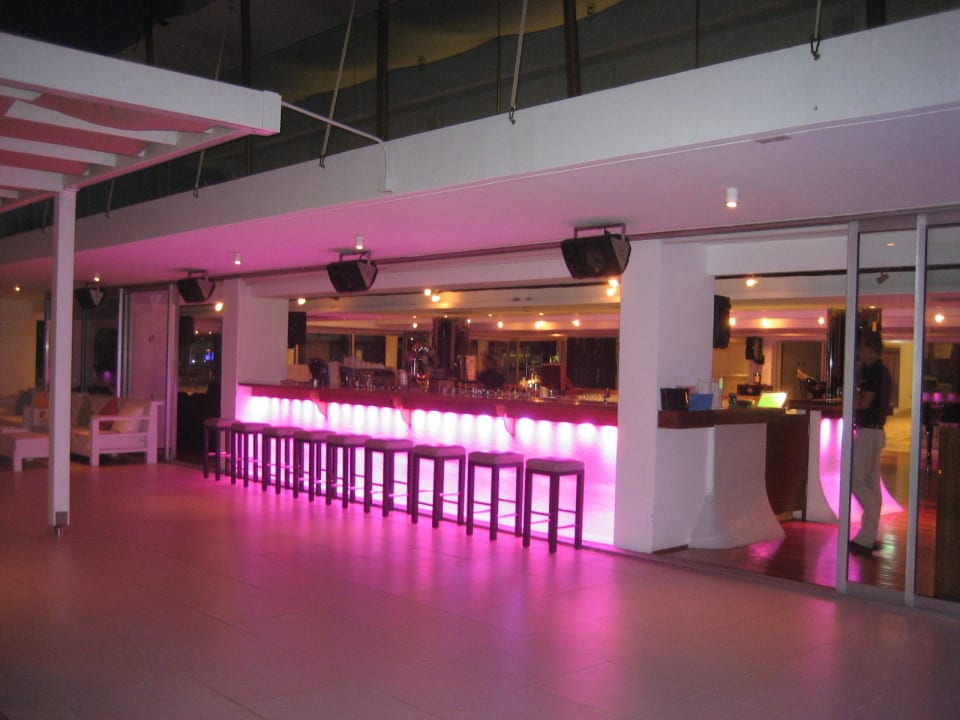 Barbereich außen bei Nacht Napa Mermaid Hotel & Suites