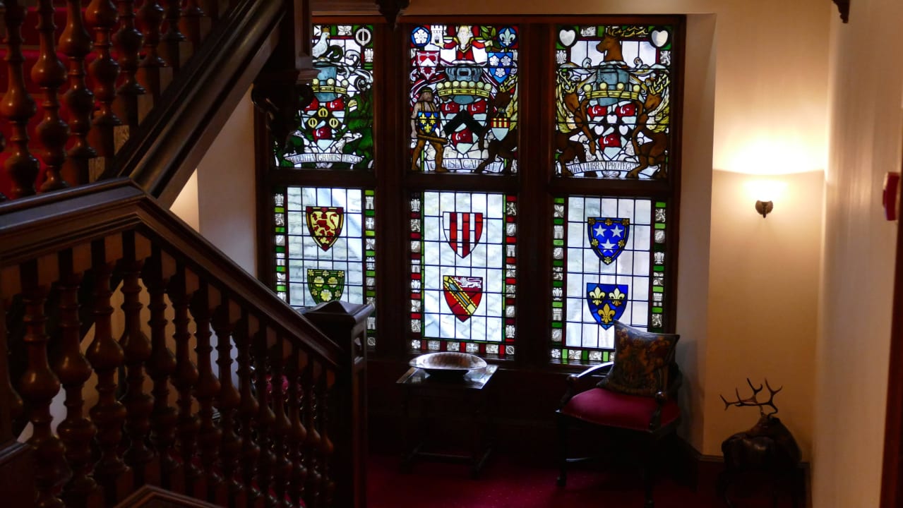 Treppenaufgang mit schönen Fenstern Carberry Tower Hotel