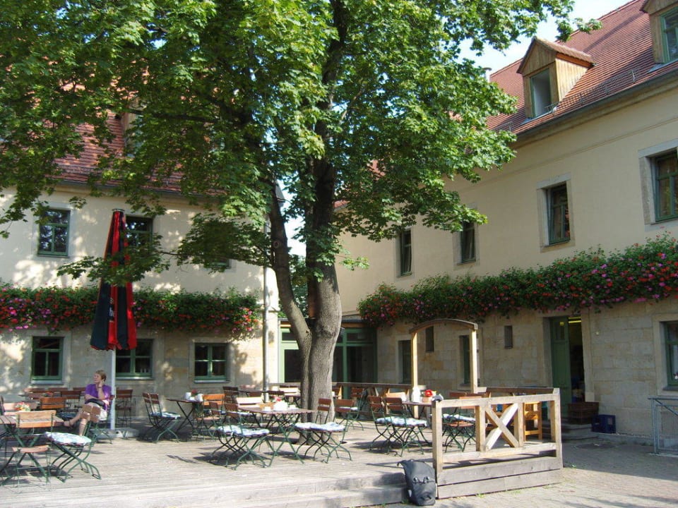 Innenhof mit Terrasse Hotel Gutshof Hauber
