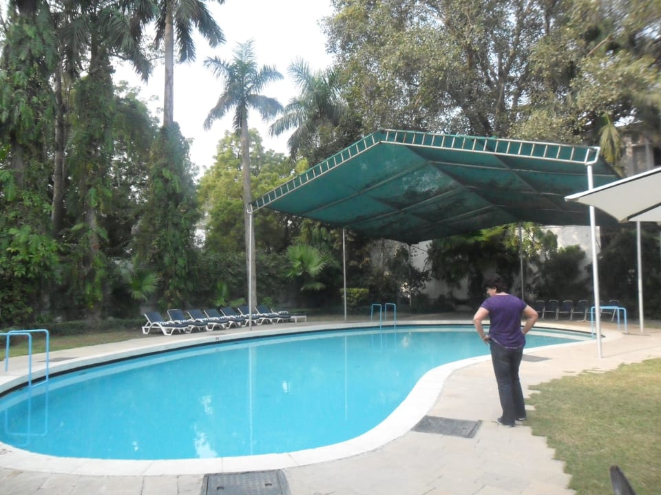 Einladender Pool Hotel Clarks Varanasi