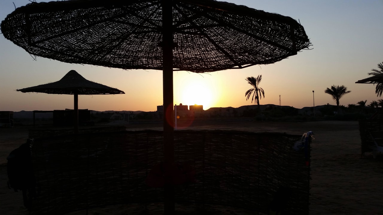 Sonnenuntergang  am Strand Three Corners Equinox Beach Resort