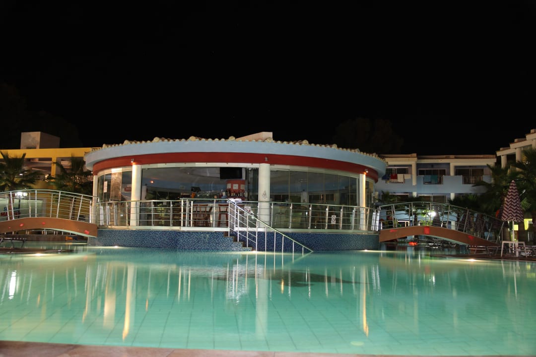 Przy budynkach  Caretta Beach Resort & WaterPark
