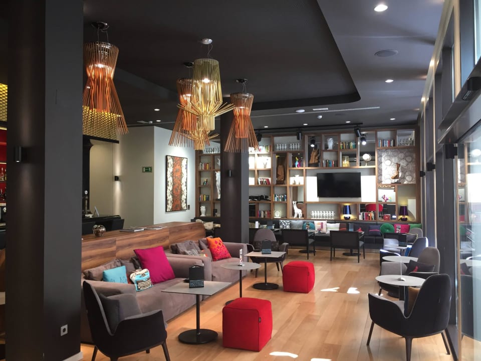 Hell mit Terrasse Hotel Vincci Gala