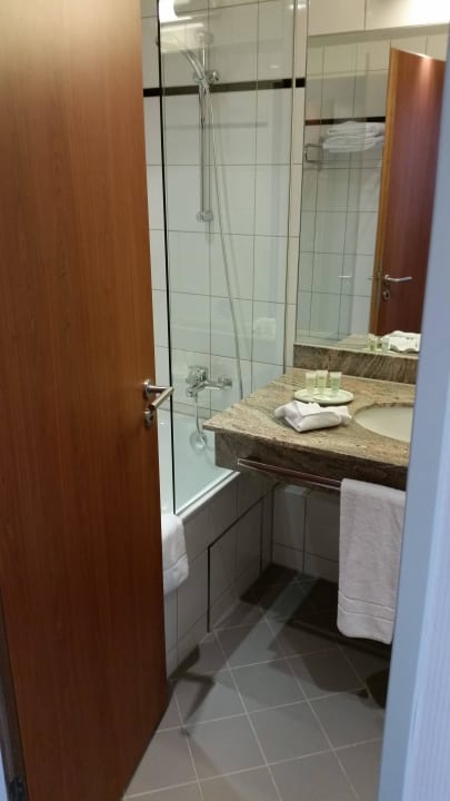 Großes und sauberes Badezimmer Welcome Hotel Gelsenkirchen