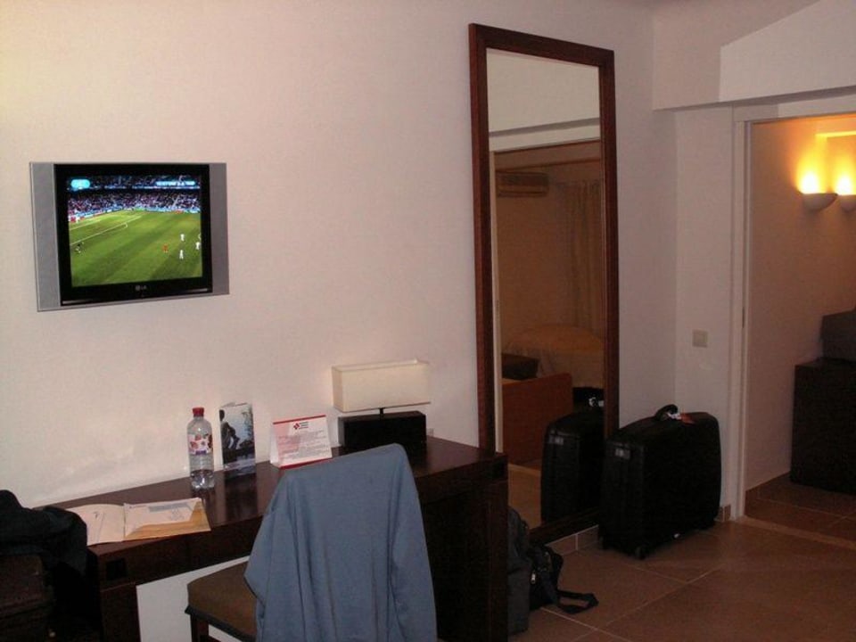 1. Raum mit Flachbild TV Apollonia Beach Resort & Spa