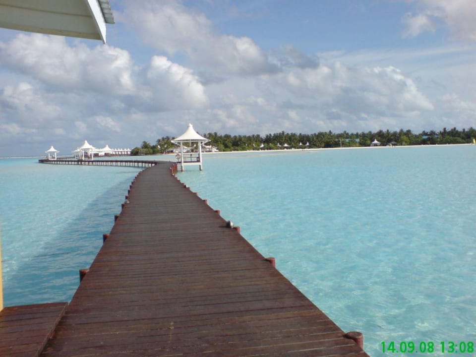 Langer Holz Steg zur Insel Cinnamon Hakuraa Huraa Maldives