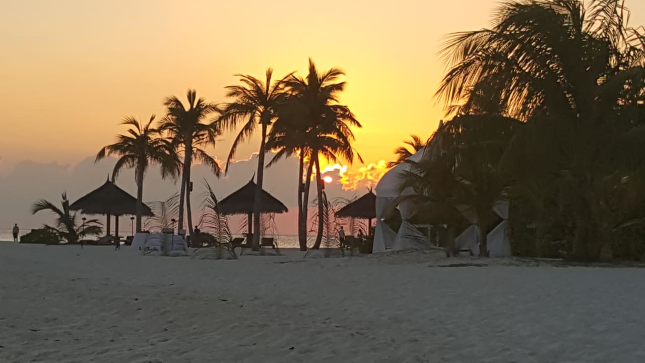 Sonnenuntergang Kuredu Island Resort & Spa