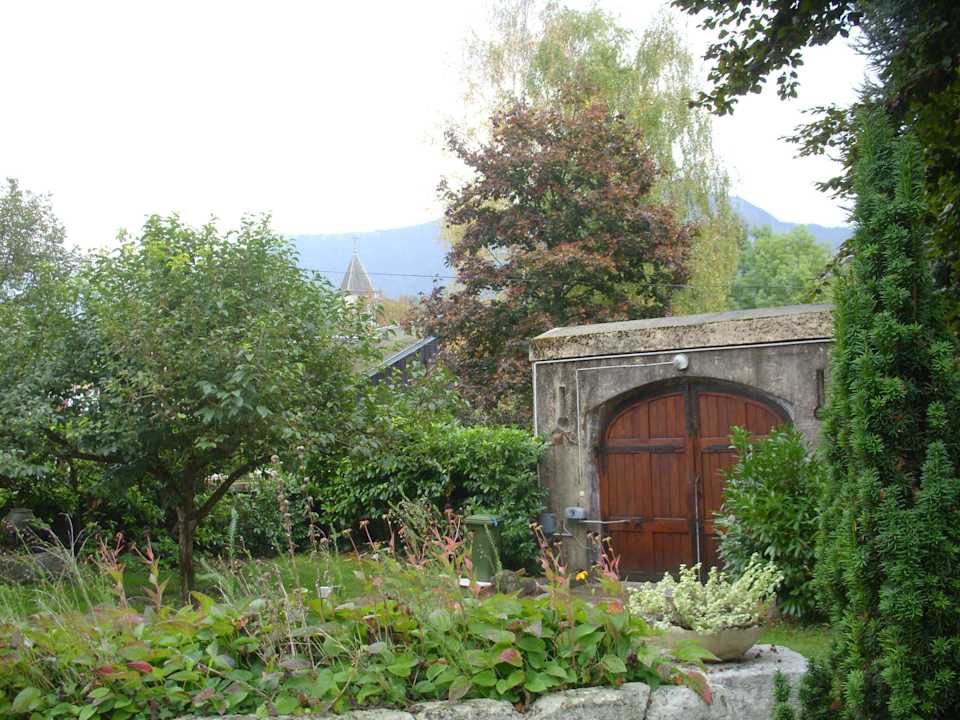Einfahrt in den Garten Holiday Home Au Manoir de la Tour