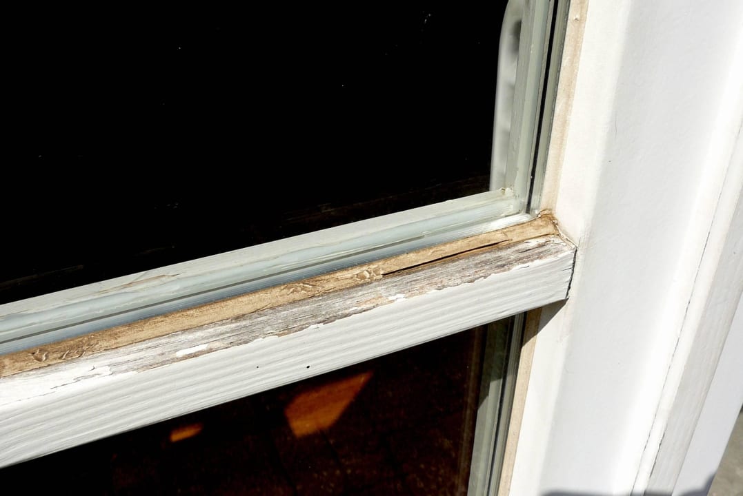 Die Fensterfarbe ist abgeblättert. Rundlingsdorf Sagasfeld