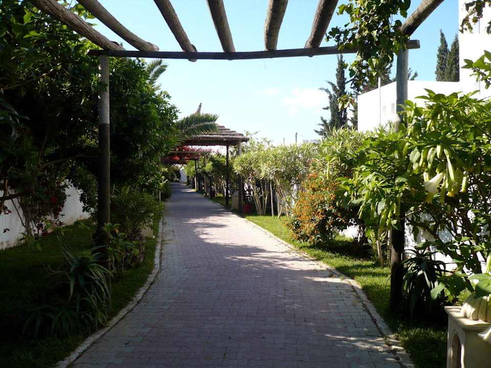 Weg zum Strand Hotel Nesrine