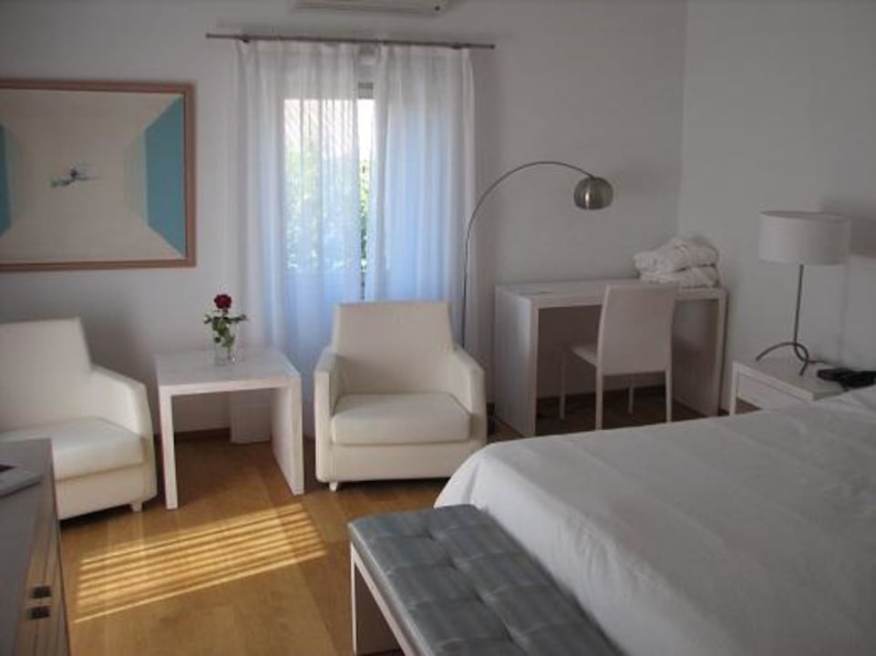 Bett, Schreibtisch und Sitzgruppe Landhaus Son Simó Vell