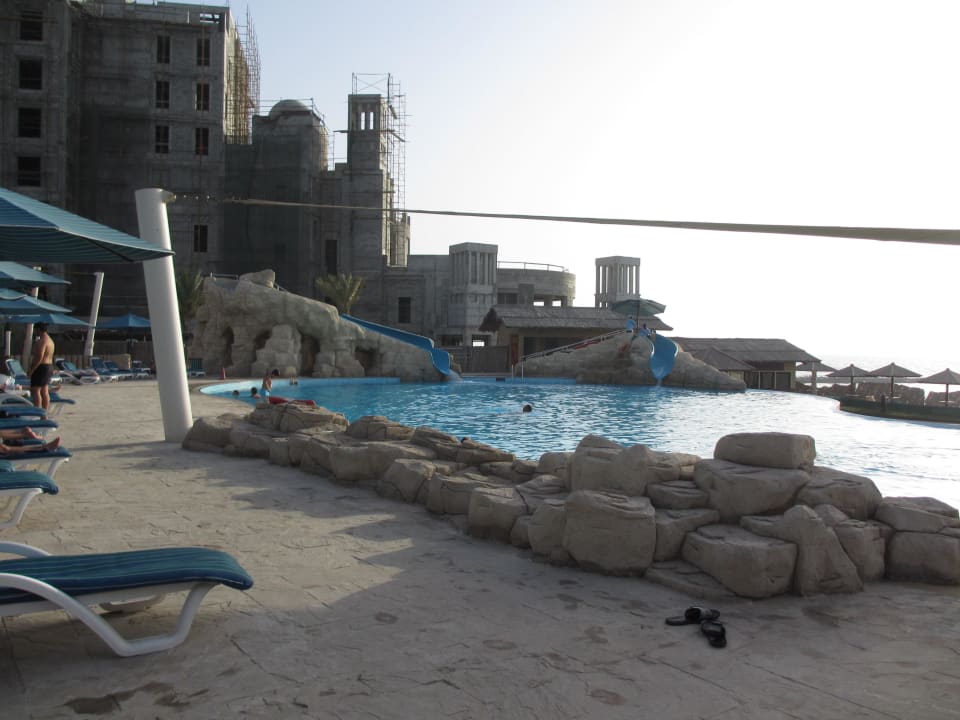 Familien Pool (hinten Baustelle,neues Hotel) Coral Beach Resort Sharjah