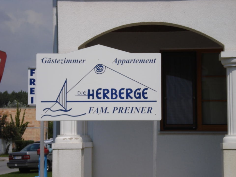 Schild vor dem Hotel Pension Die Herberge