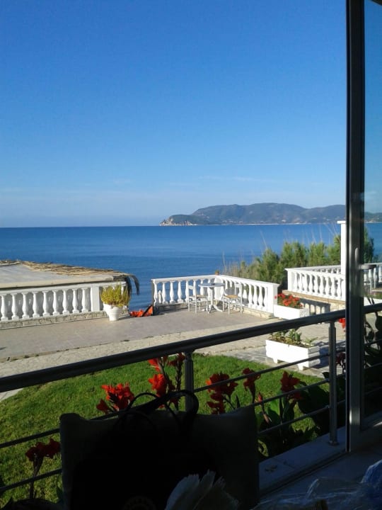 Aussicht vom Frühstückstisch auf das Meer Hotel Crystal Beach