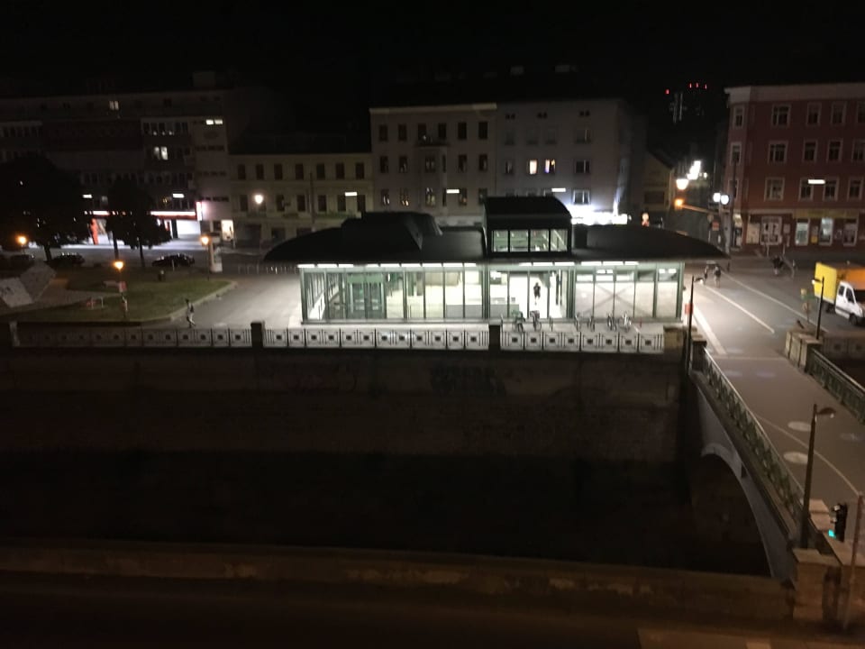 Zimmerausblick bei Nach (U-Bahn-Station) Leonardo Hotel Vienna Schönbrunn
