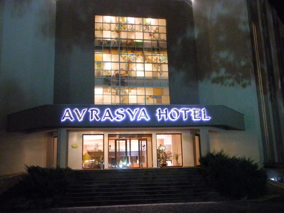 Portal bei Nacht Hotel Avrasya