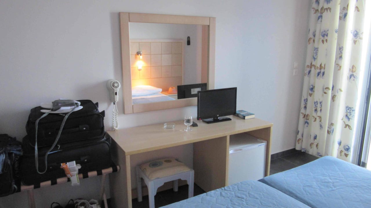 Flat TV und Kühlschrank Hotel Aris