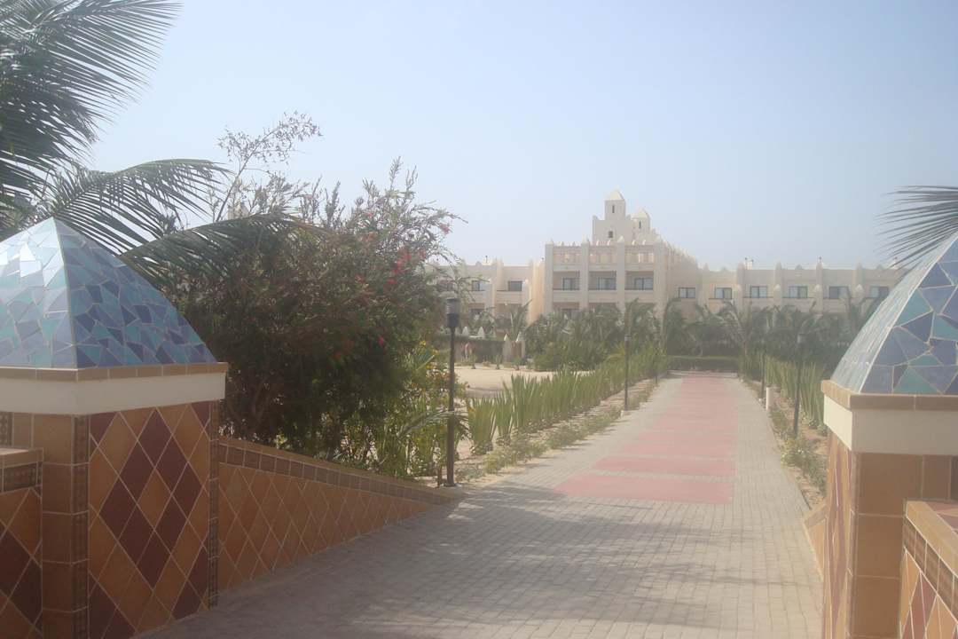 Blick von der Brücke in Richtung Zimmerkomplex Hotel Riu Karamboa