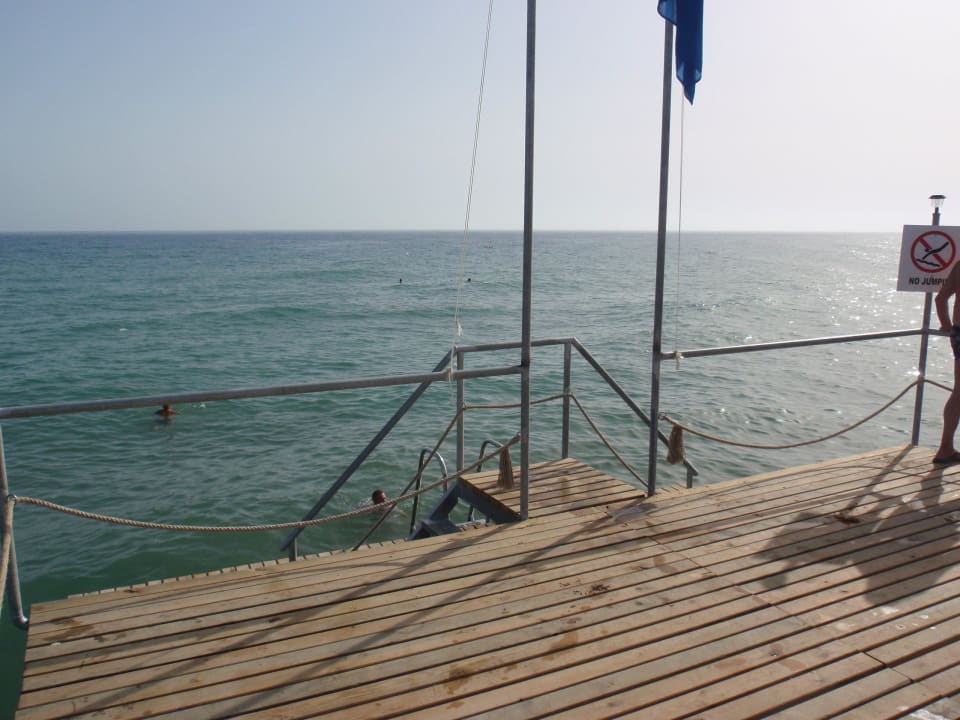 Leiter ins Meer am Ende des Steges Club Turtas Beach Hotel
