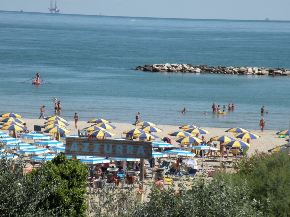 Vom Balkon im 2 Stock auf den Strand... Grand Hotel Azzurra