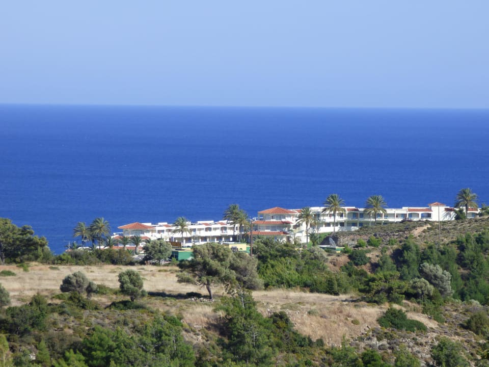 Blick auf das Hotel vom Berg dahinter Rodos Princess Beach Hotel & Spa
