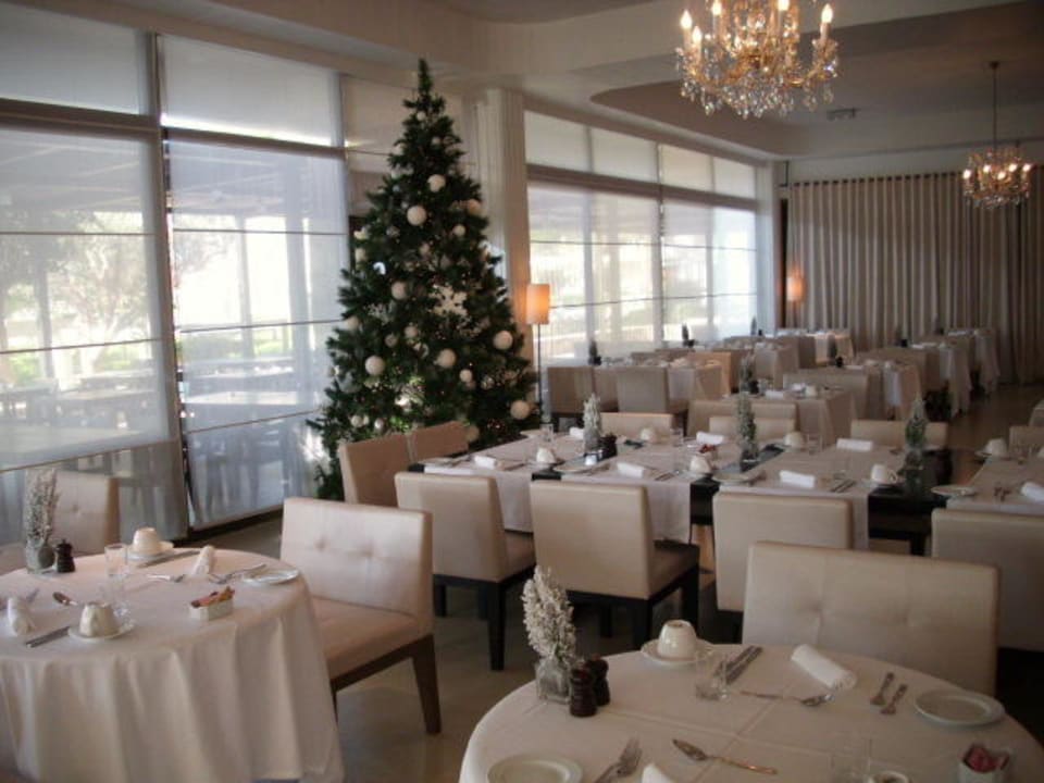 Frühstücksraum mit weihnachtlicher Deko Hotel Almyra