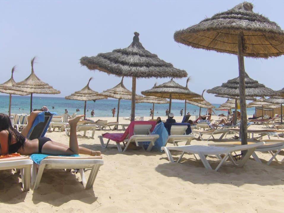 Plaża i leżaki Nahrawess Resort & Thalasso