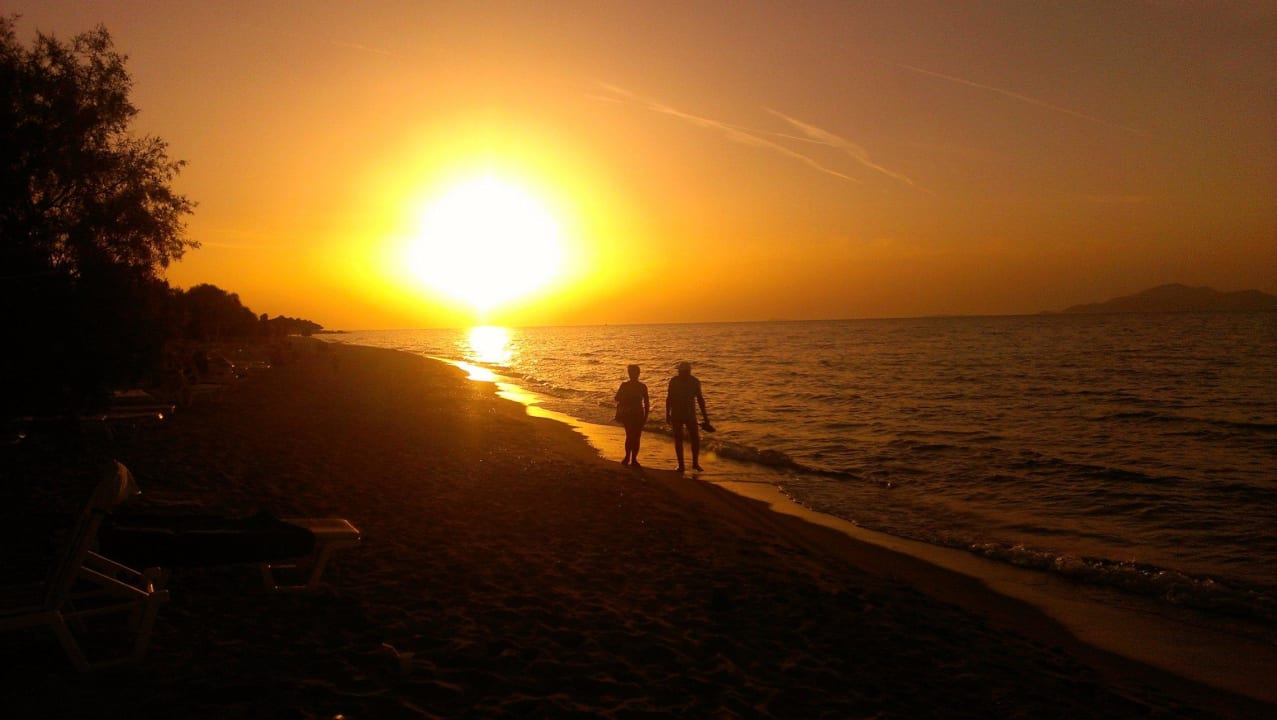 Sonnenuntergang am Hotelstrand Caravia Beach Hotel